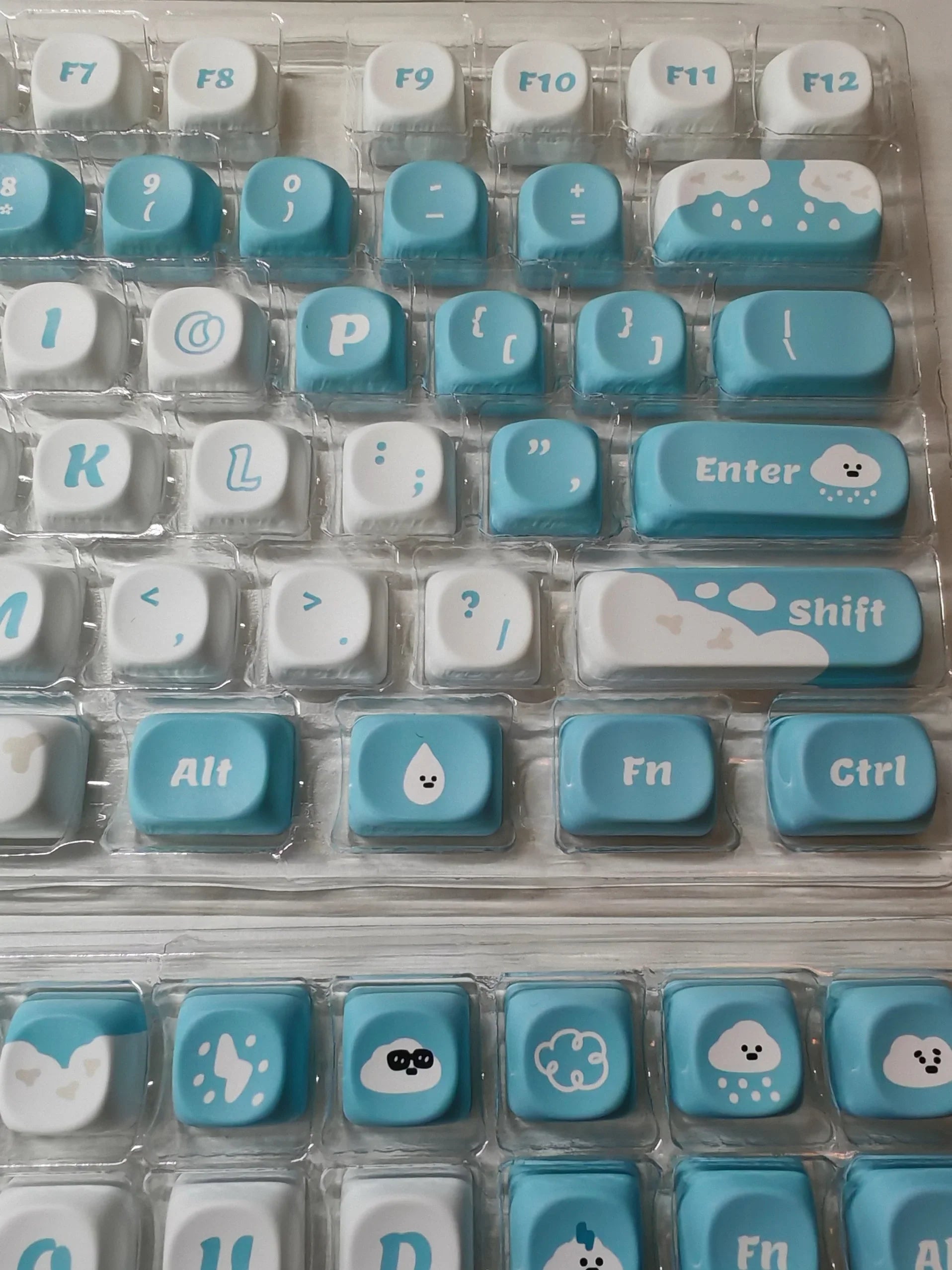 White Cloud Theme Keycap Set 138 Key PBT Custom Cute Blue Personalized Keyboard Cap MOA Profile Key Cap for Mechanical Keyboard